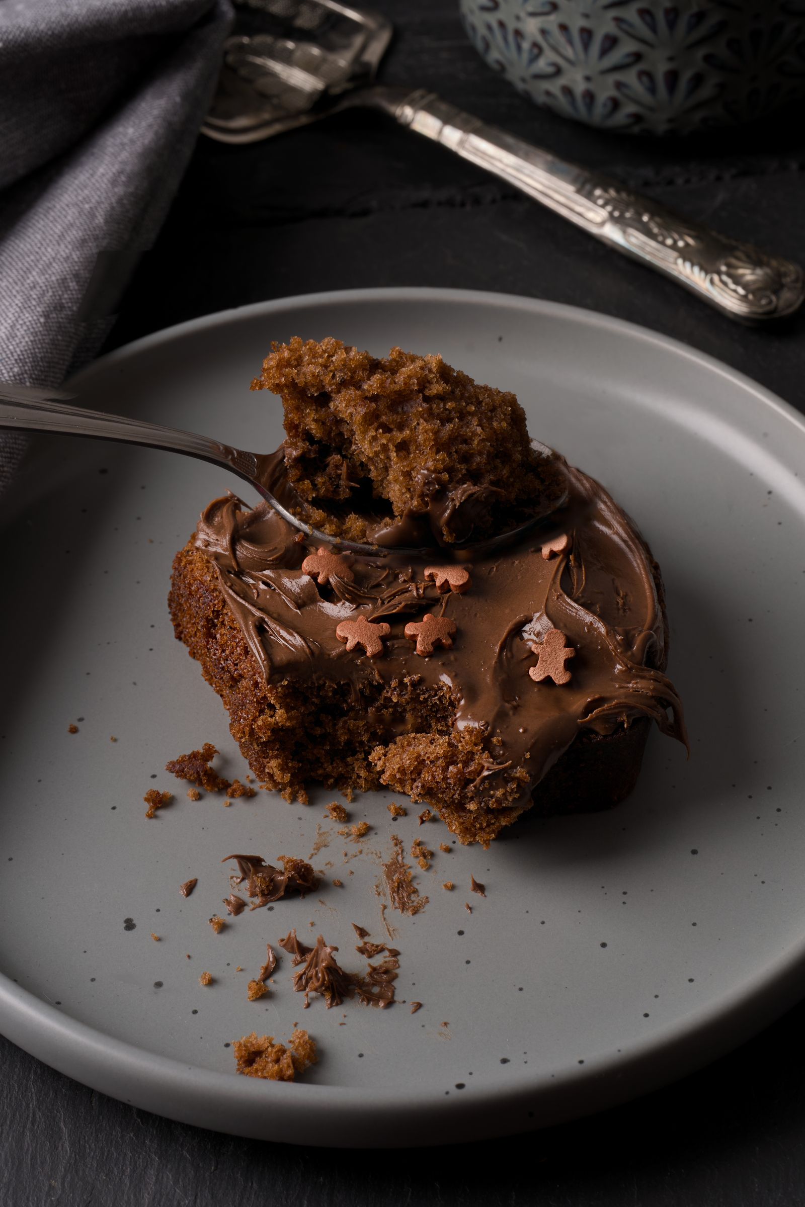 Fatia de bolo de chocolate úmido com calda brilhante em prato de cerâmica