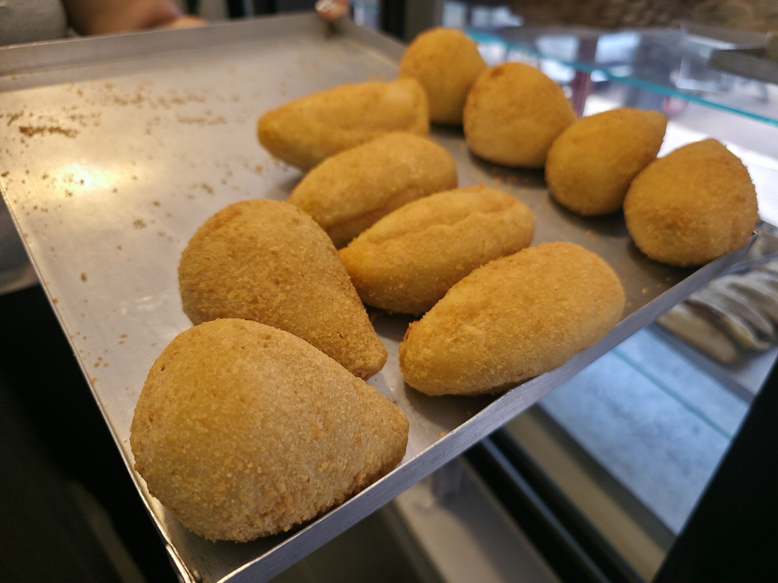 Bandeja de coxinhas douradas e crocantes recém-fritas