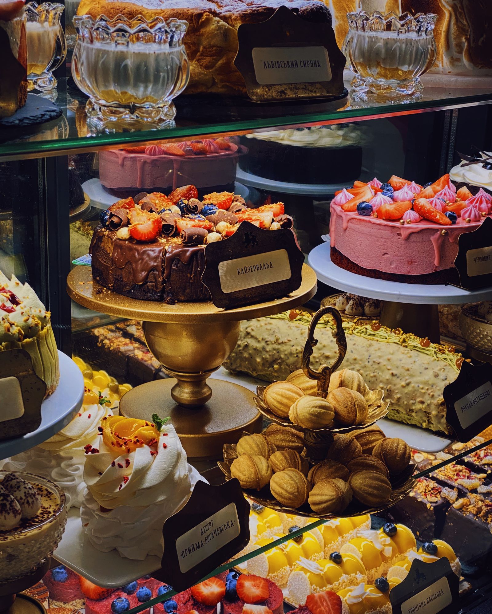 Vitrine da padaria repleta de tortas, bolos e doces coloridos